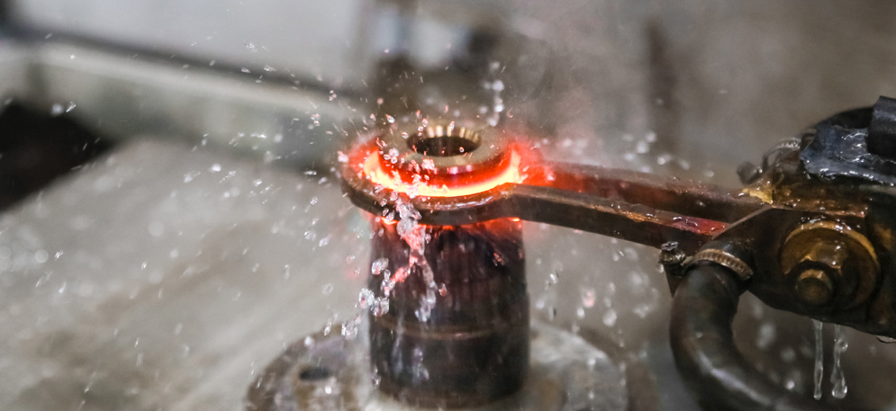 Chlazení kovové součástky vodou.